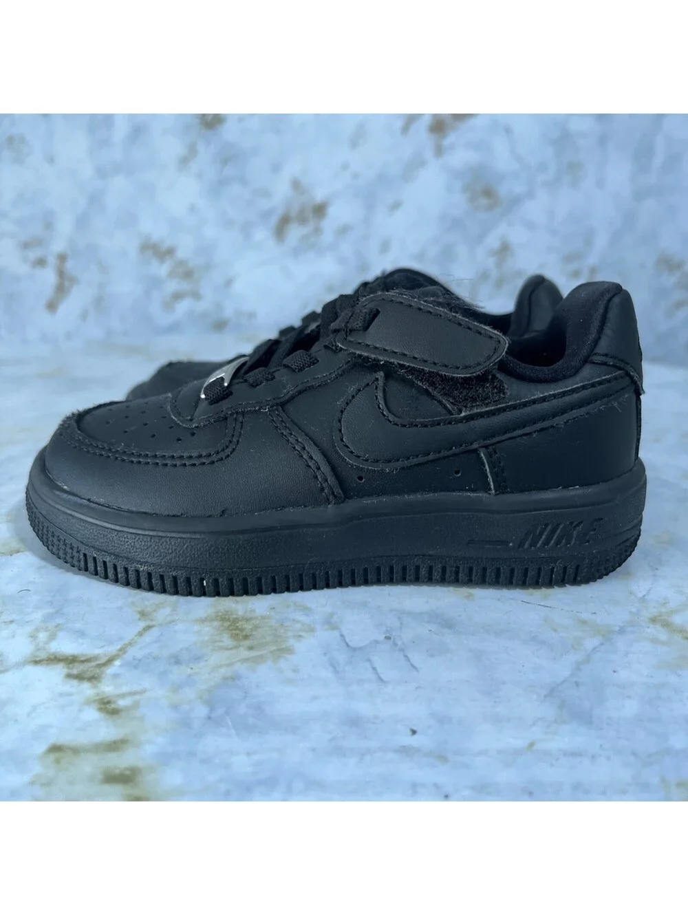 Nike signs tread